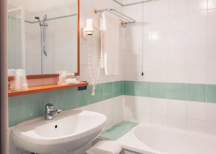 アル マルカントン ホテル 2*